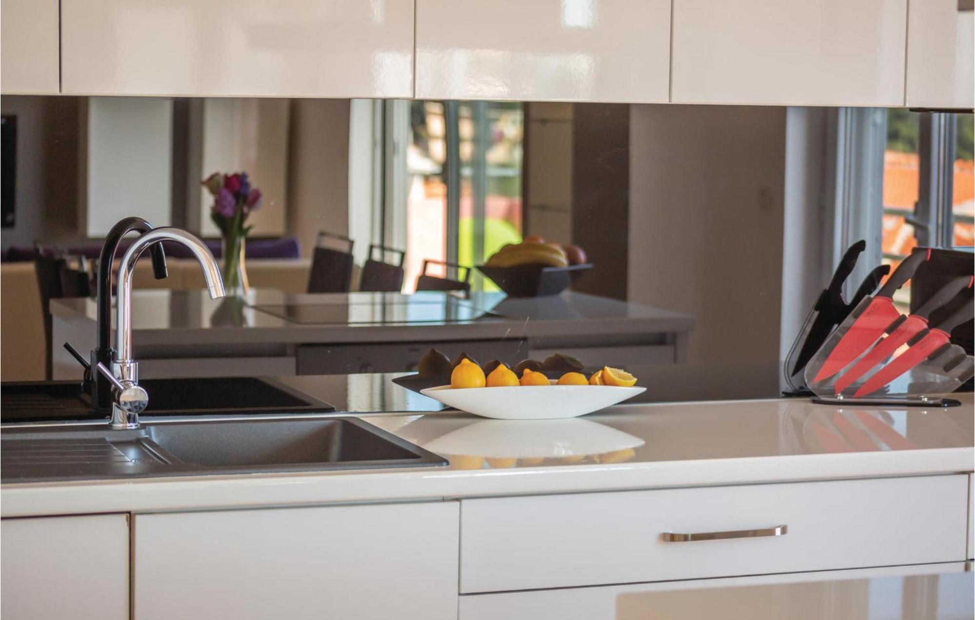 Lovely Apartment In Makarska With Kitchenette מראה חיצוני תמונה