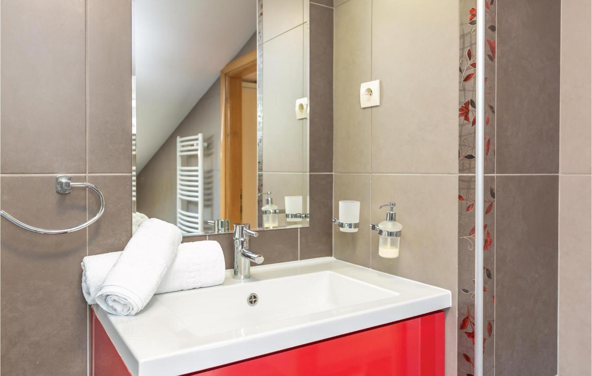 Lovely Apartment In Makarska With Kitchenette מראה חיצוני תמונה