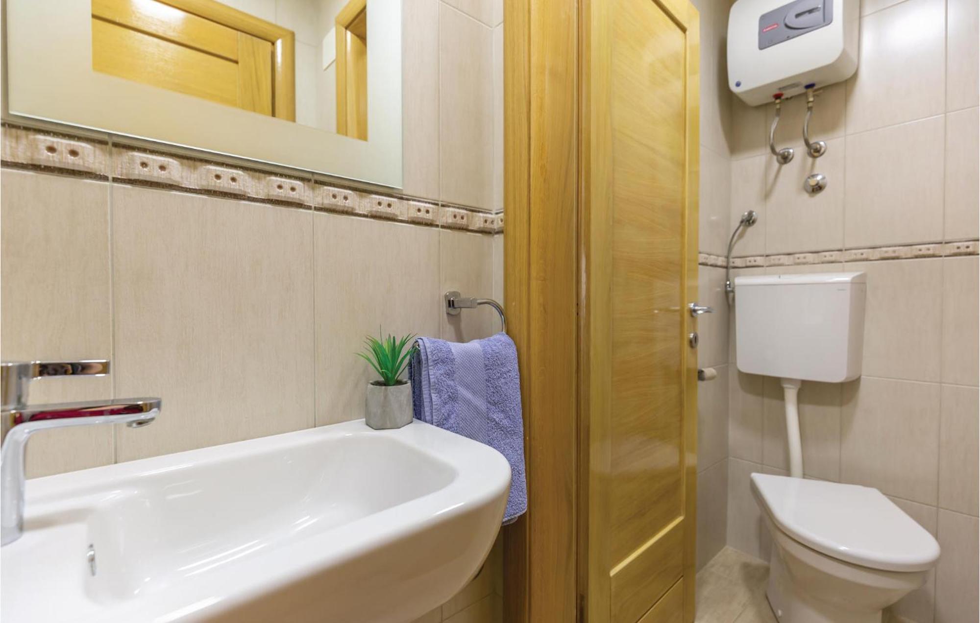 Lovely Apartment In Makarska With Kitchenette מראה חיצוני תמונה
