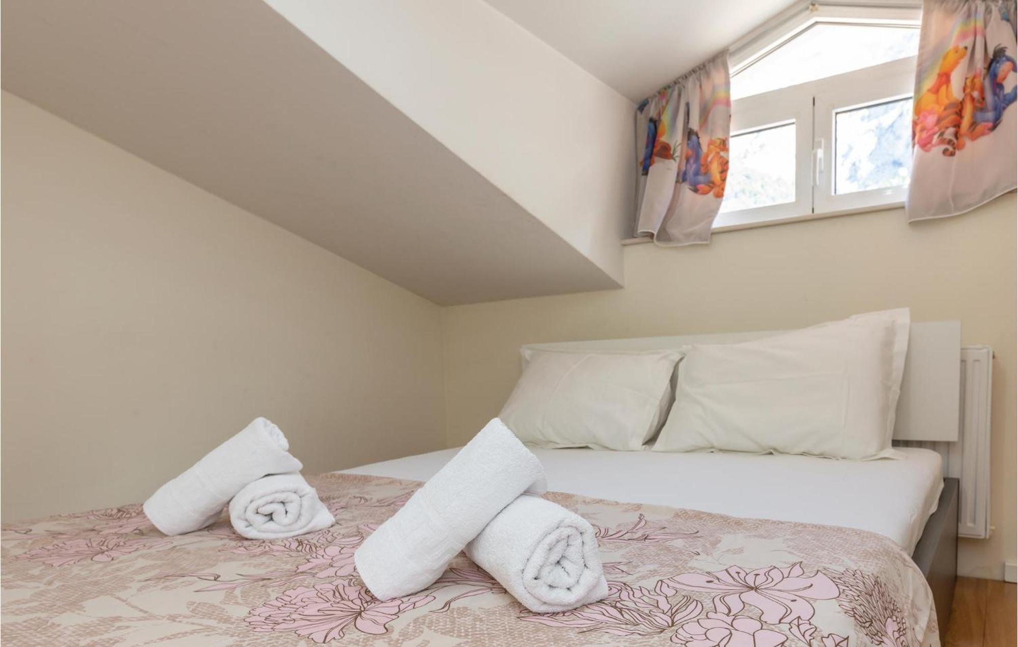 Lovely Apartment In Makarska With Kitchenette מראה חיצוני תמונה