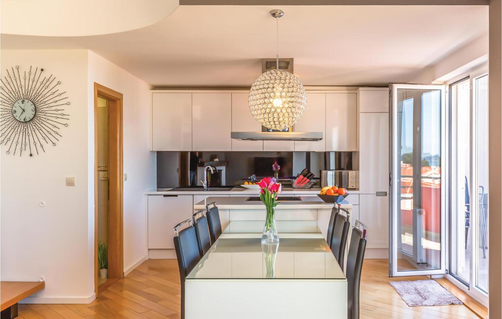 Lovely Apartment In Makarska With Kitchenette מראה חיצוני תמונה