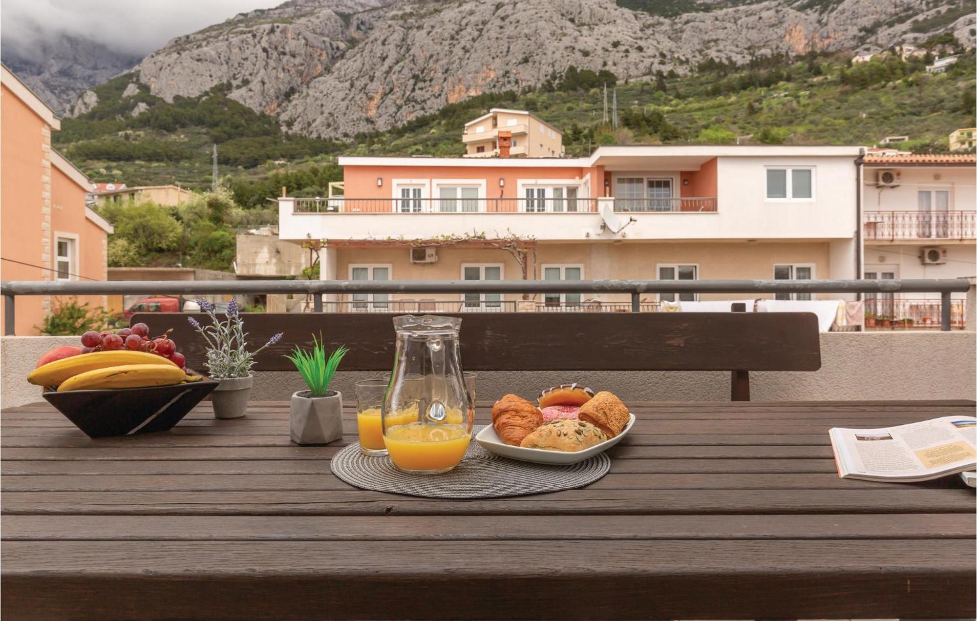 Lovely Apartment In Makarska With Kitchenette מראה חיצוני תמונה